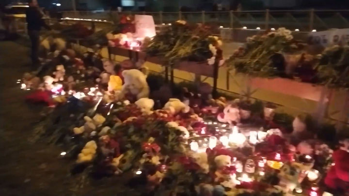 Россияне несут цветы и игрушки к стихийным мемориала в память о жертвах стрельбы в казанской школе