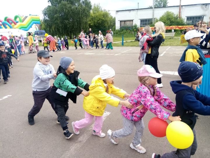 Пусть детство звонкое смеется