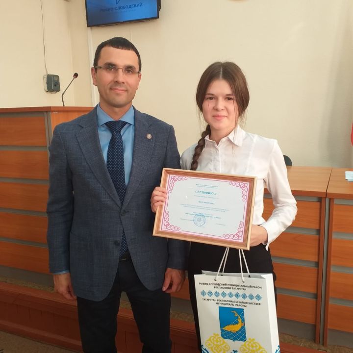 Глава района Ильдар Рашитович поздравил участницу республиканского конкурса "Прививки важны - прививки нам нужны !"