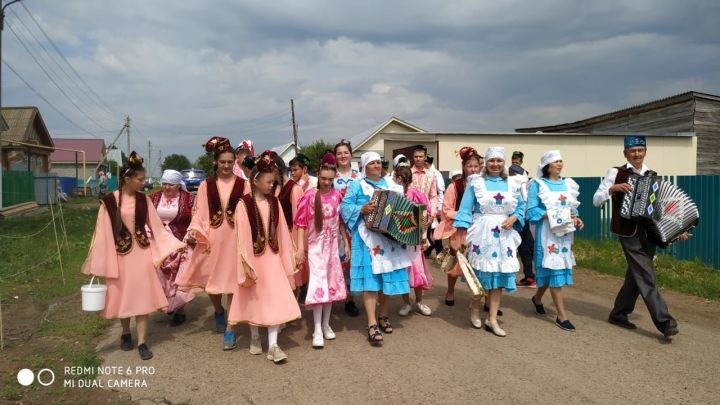 Сегодня в Кугарчинском сельском поселении жители с удовольствием приняли участие в сборе платков  и полотенец для национального праздника сабантуй.