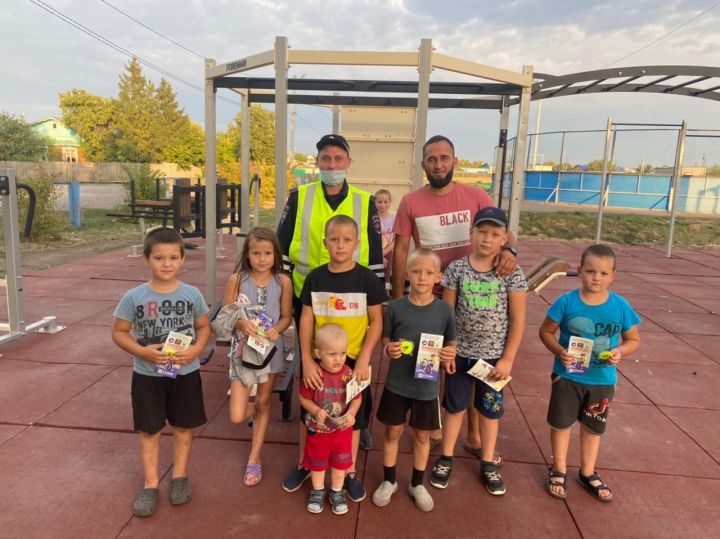 В Татарстане сотрудники Госавтоинспекции проводят ликбезы по дорожной безопасности на детских игровых площадках