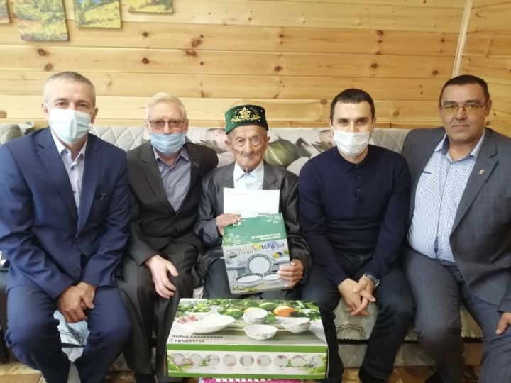 Бөек Ватан сугышы ветераны Мирзахан  Әхмәтовны 95 яшьлек юбилее белән ихлас котладылар