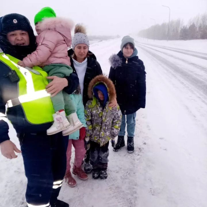 В Татарстане автоинспекторы помогли семье из соседнего региона выбраться из снежного плена