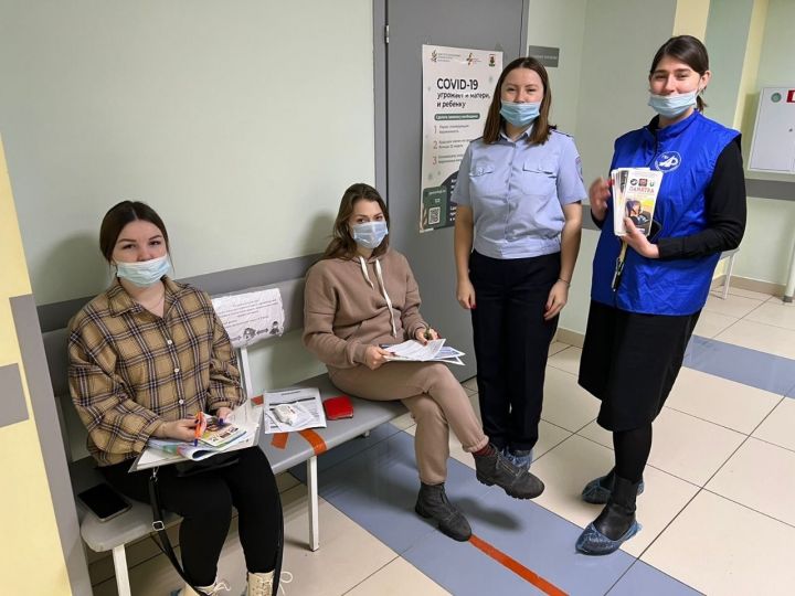 В Татарстане сотрудники Госавтоинспекции провели мастер класс для будущих мам