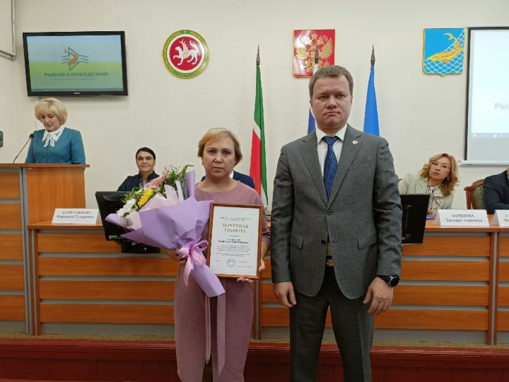 Радик Ислямов поздравил педагогов Рыбно-Слободского района с профессиональным праздником