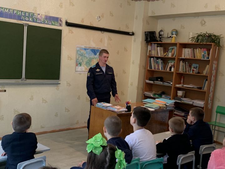 Выпускник Корноуховской школы побывал в гостях у школьников