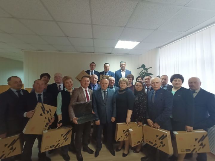 Педагоги Рыбно-Слободского района получили 188 ноутбуков