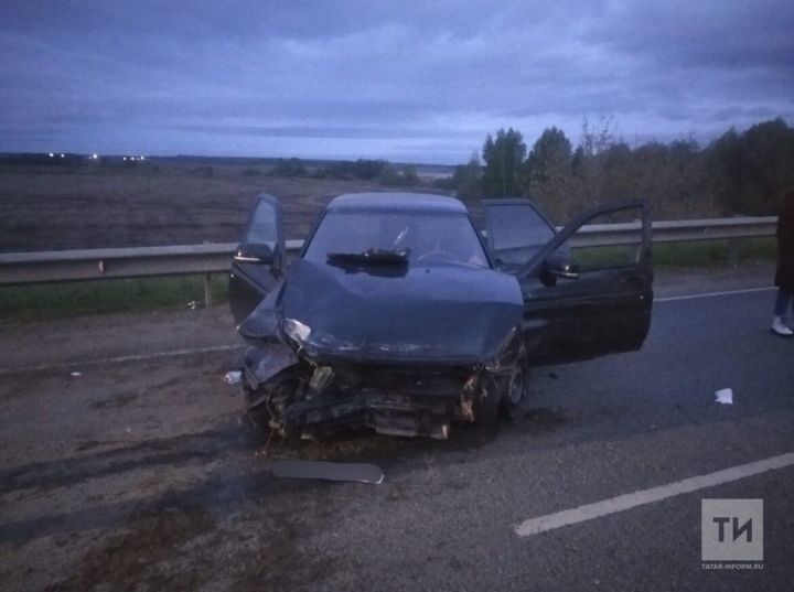 В Татарстане легковушка влетела в отбойники моста, погиб пассажир