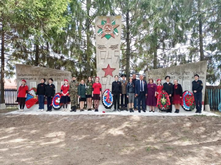 Жители села Ново-Арыш почтили память павших воинов