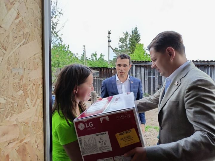 Депутат Государственной Думы Российской Федерации Илья Вольфсон посетил многодетную мать