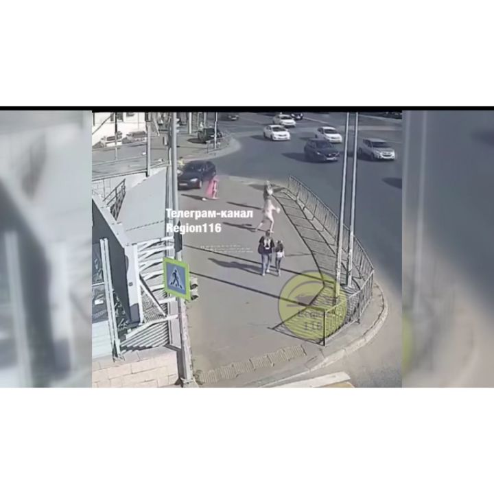 В Казани легковушка вылетела на тротуар и сбила ребенка