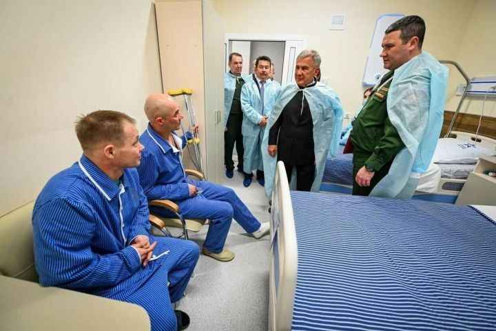 Рустам Минниханов побывал в военном госпитале Казани