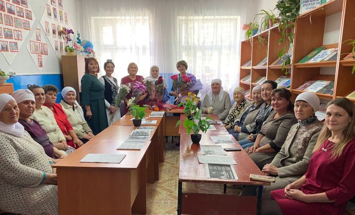 В Ново-Арышской сельской библиотеке чествовали самодеятельную поэтессу