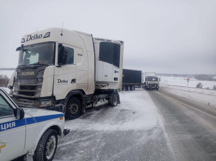 В Татарстане на трассе столкнулись два грузовых автомобиля