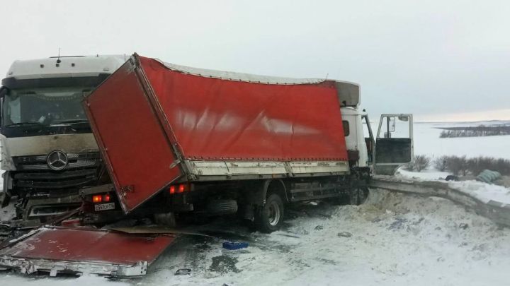 Водитель фуры, перевозившей гуманитарный груз в зону специальных операций, погиб в аварии