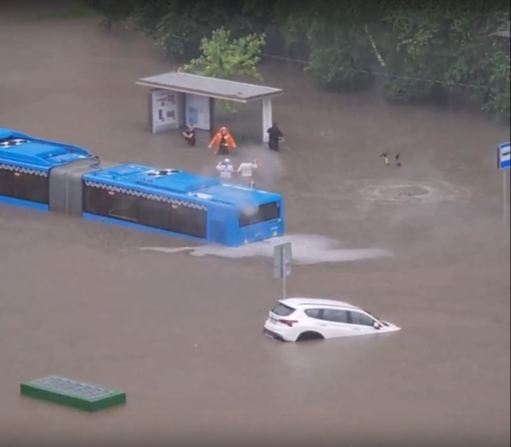 В Москве из-за сильных ливней под воду ушли машины и автобус