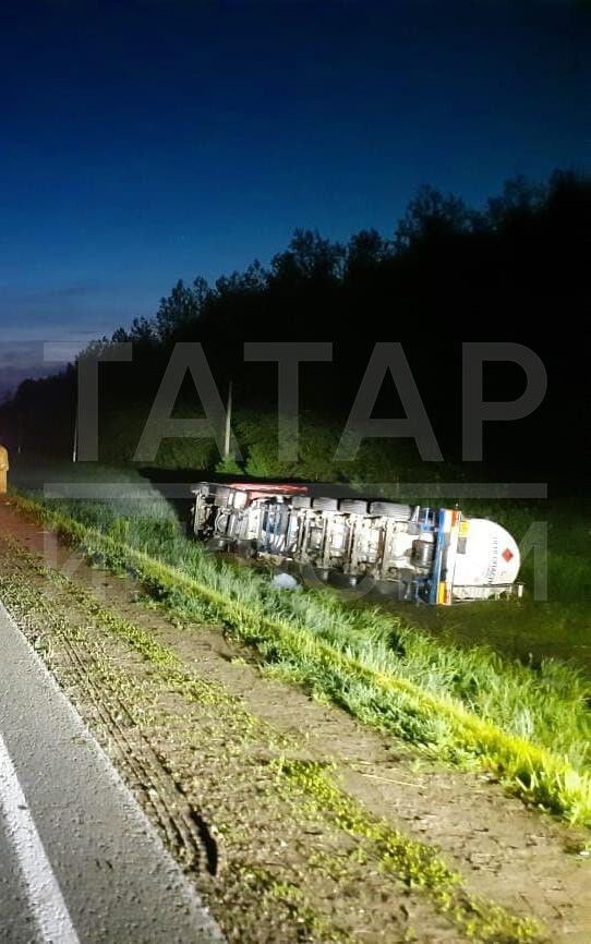 В Татарстане фура вылетела с трассы, водитель получил травмы
