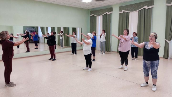 В Рыбно-Слободском районе проходят занятия по линейным танцам для пожилых людей