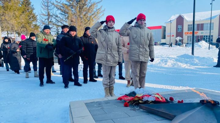 Бүген Балык Бистәсендә Ватанны саклаучылар көне уңаеннан митинг узды.