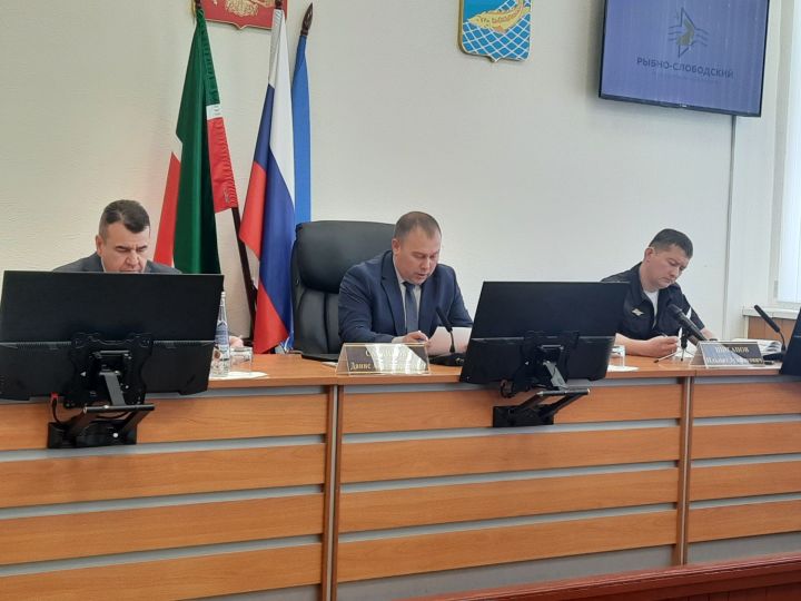 Какая работа ведется в Рыбно-Слободском районе по обеспечению безопасности дорожного движения?