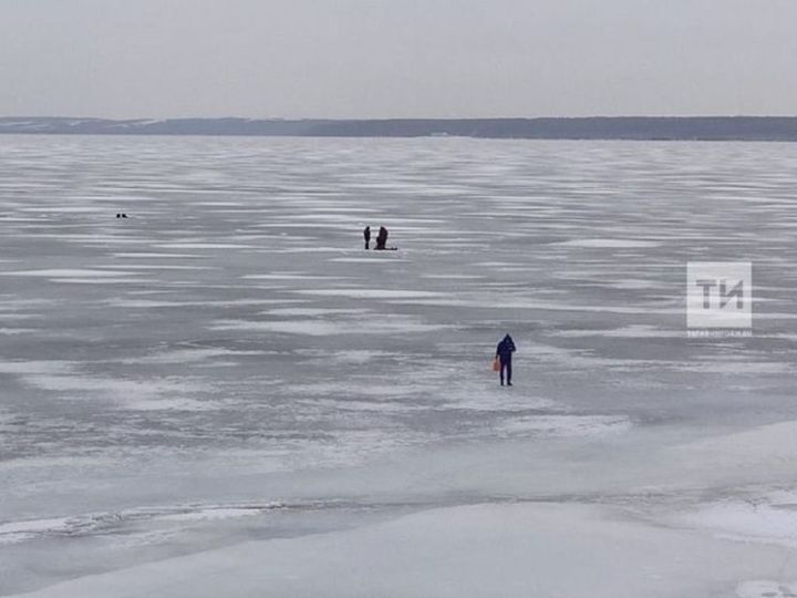 В Татарстане рыбаки провалились под лед: один погиб, второго ищут водолазы