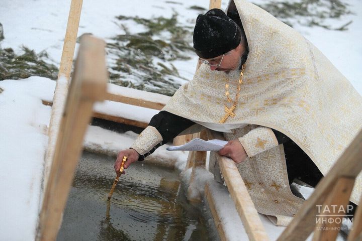 Как безопасно окунуться в ледяную воду на Крещение Господне