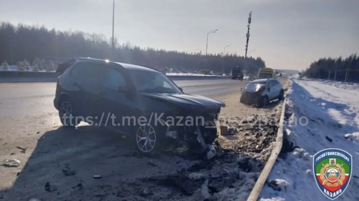 Водитель Kia Rio потерял управление и столкнулся с BMW X5
