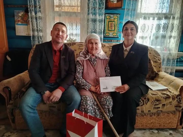 В Верхне-Тимерлековском поселении поздравили юбиляршу с 94-летием