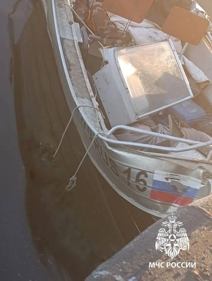 Несчастный случай на воде: лодка врезалась в металлический понтон
