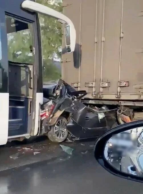 ДТП в Татарстане: легковушка оказалась между грузовиком и автобусом