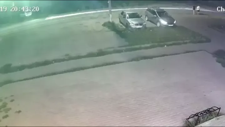 После наезда на детей автомобиль врезался в припаркованные машины