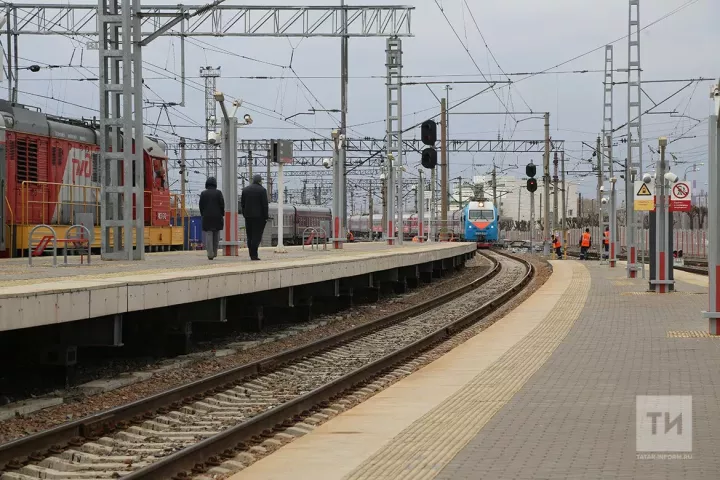 Четыре вагона грузового поезда сошли с рельсов в Казани