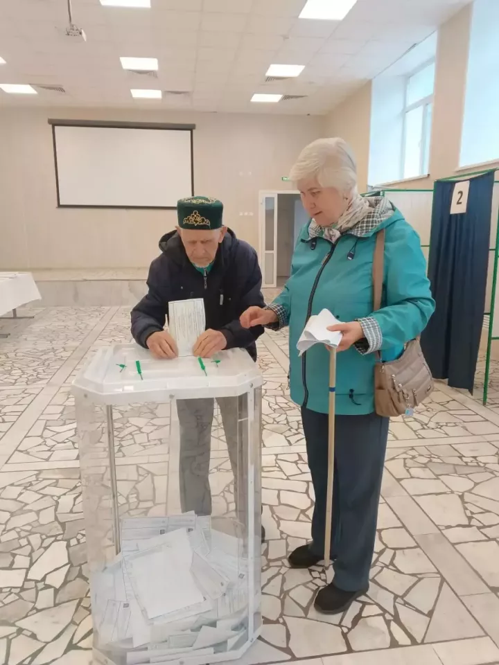 На избирательном участке №2415 проголосовал ветеран образования