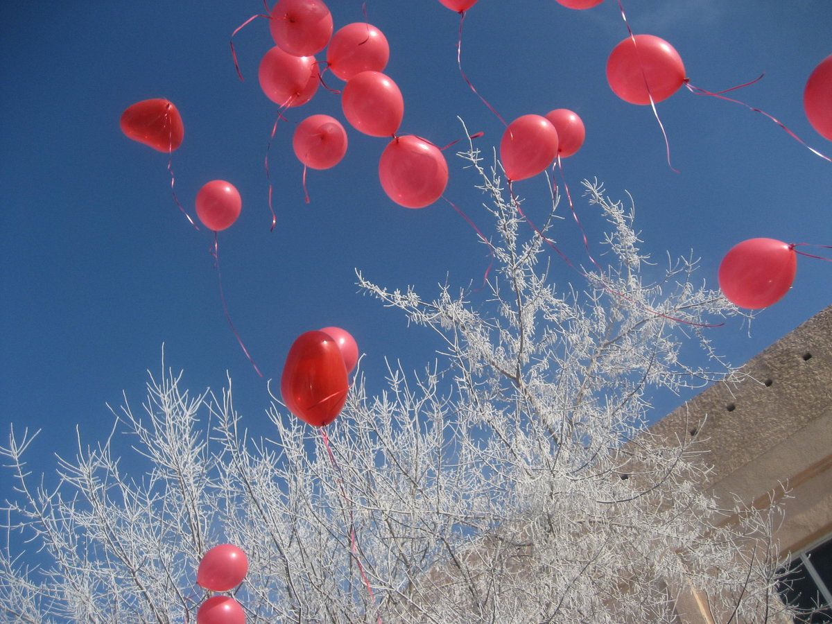 Красный отпускать. Шары зимой. Красные шары в небе. Зима и воздушные шарики. Воздушные шары в небе.