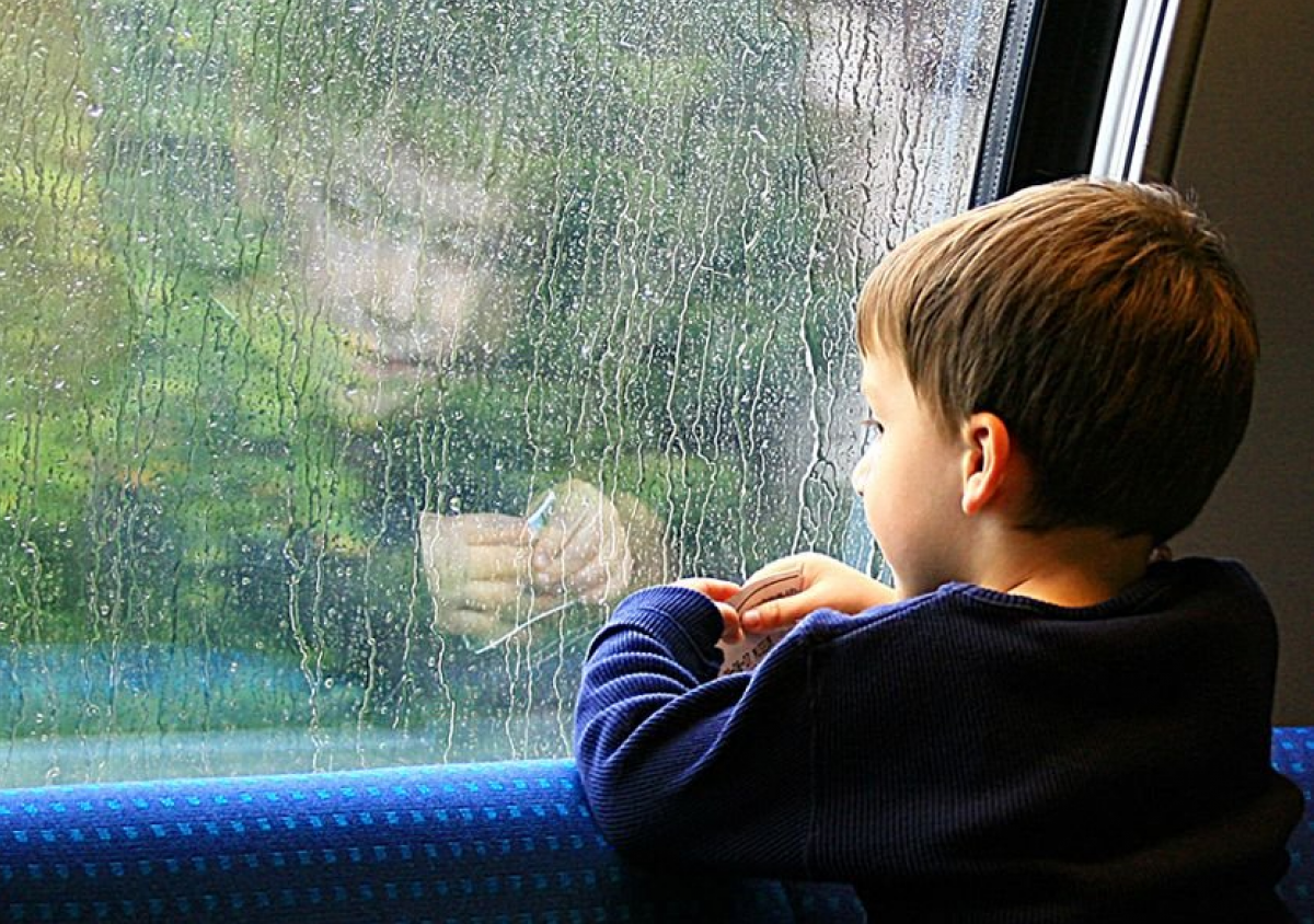 Мальчик у окна. Дети сироты. Дети оставшиеся без попечения родителей. Ждем мальчика. Подросток остался без родителей