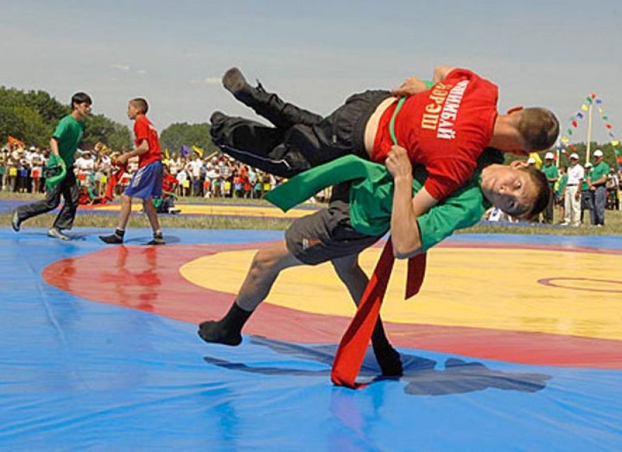 Спорт борьба на полотенцах. Татарская Национальная борьба корэш. Татарская борьба куреш. Национальная Башкирская борьба куреш. Татарская борьба на поясах корэш.