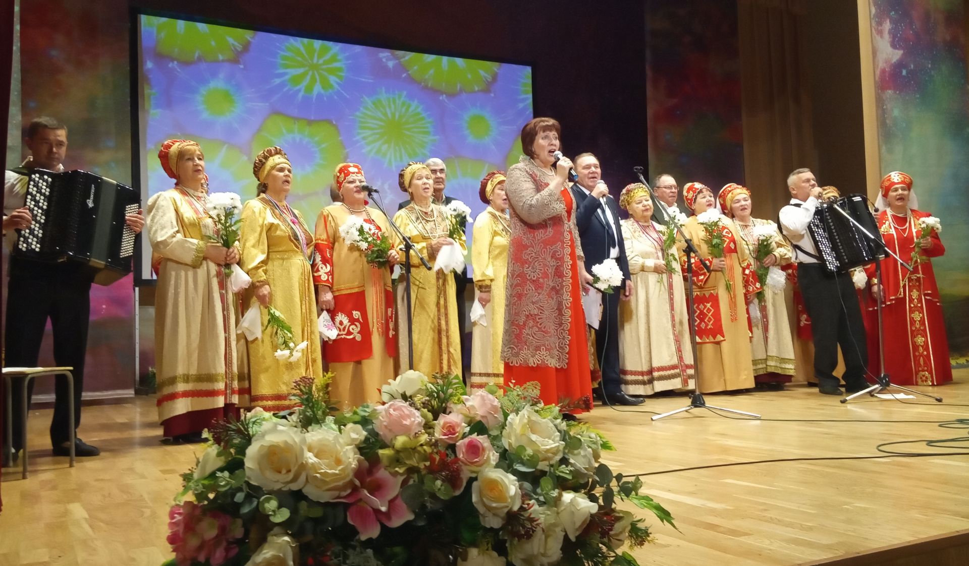 В районном Доме культуры состоялся творческий концерт «Осенние листья» хора «Калинушка»