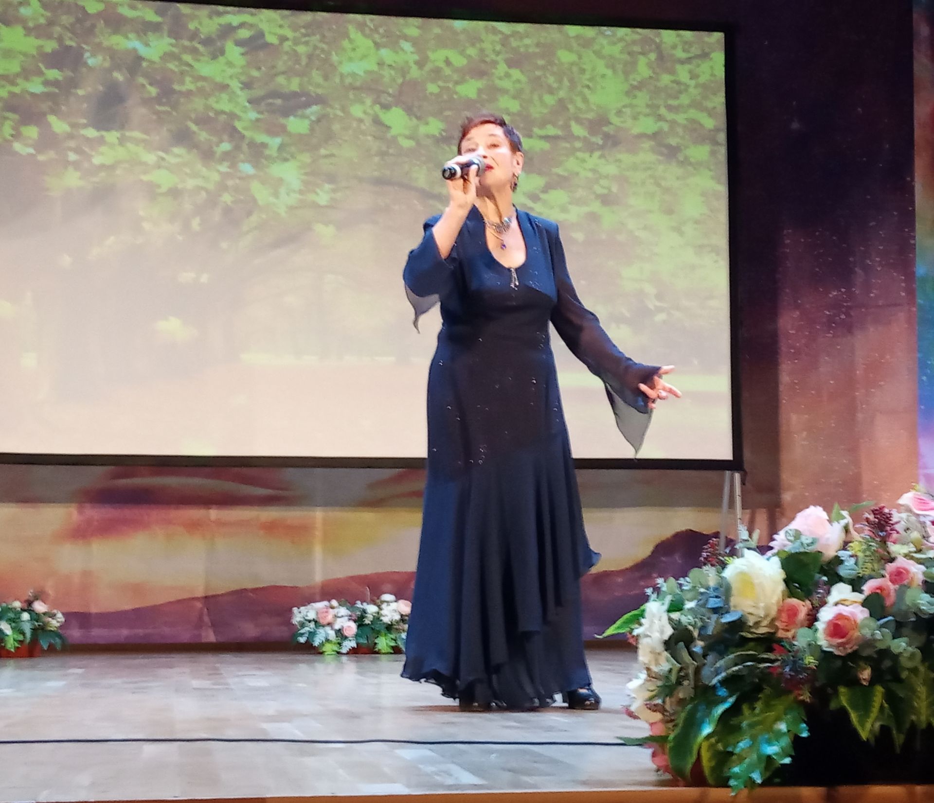 В районном Доме культуры состоялся творческий концерт «Осенние листья» хора «Калинушка»