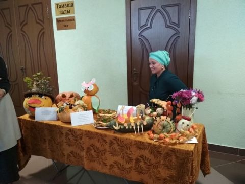 Балык Бистәсе район мәдәният йортында мөнәҗәтләр әйтү район фестивале бара