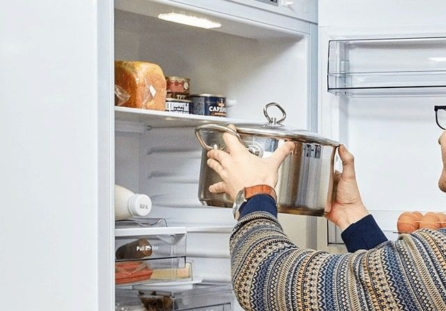 Почему в домашние холодильники рекомендуют помещать. Кастрюля в холодильнике. Холодильник с сотейником. Горячее в холодильник. Убрать в холодильник.