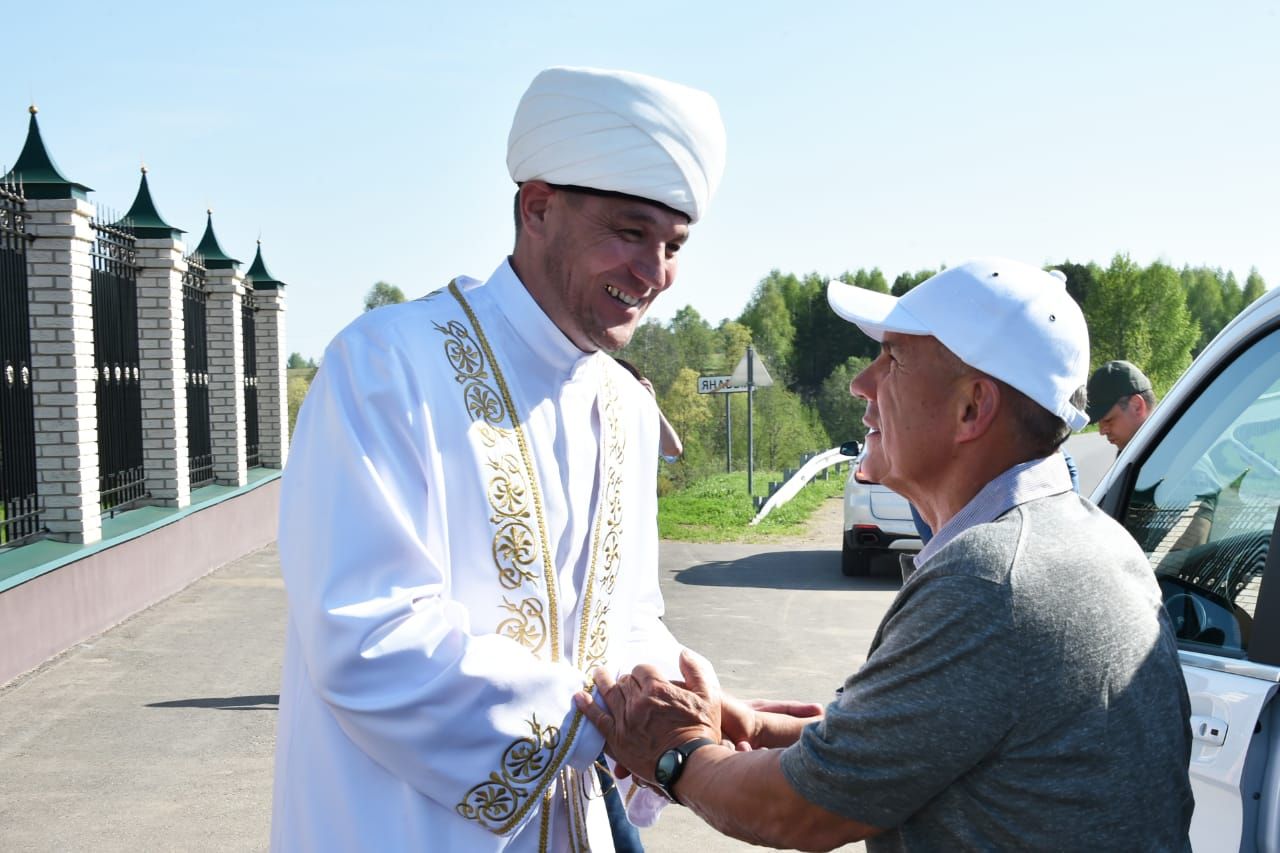 Кадры рт. Рустам Минниханов мечеть. Рыбная Слобода Янавыл. Мечеть деревня Янавыл. Кукморский район Республики Татарстан Ахмадуллин Рустам Нургалиевич.