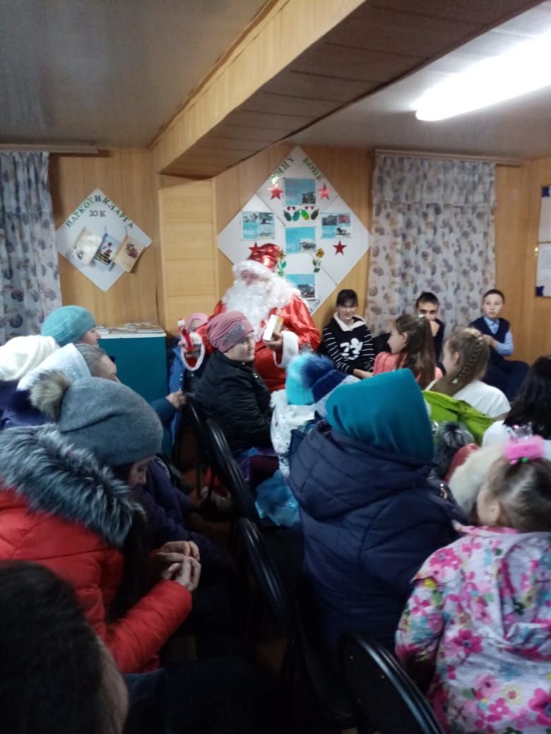В Ново-Иргинском сельском клубе&nbsp;зажигали Дед Мороз, Снегурочка и сказочные персонажи