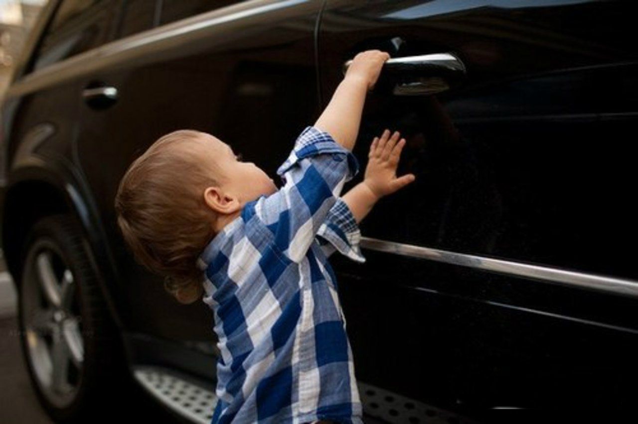 Включи рядом ребенок. Ребенок возле машины. Автомобиль для детей. Для малышей. Машины. Ребенок рядом с машиной.