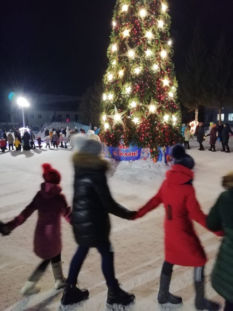 Праздник Елки на центральной площади в самом разгаре