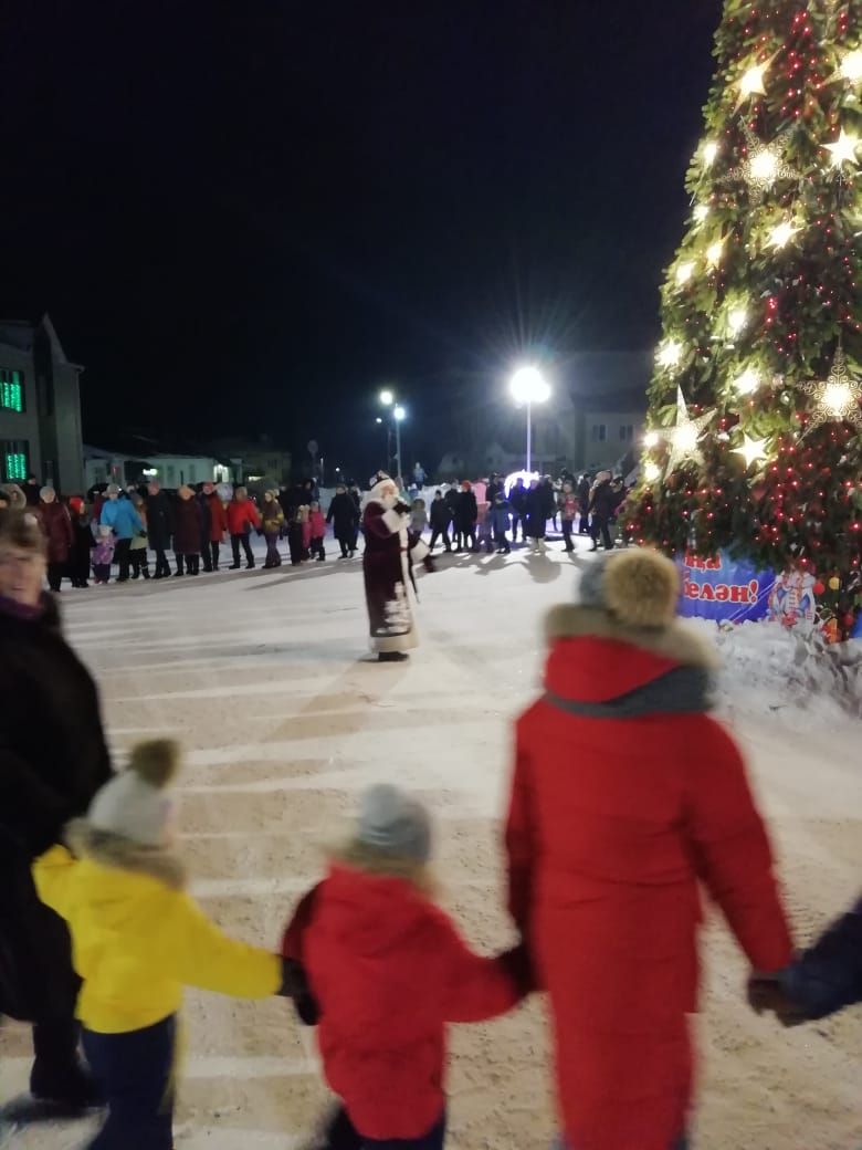 Праздник Елки на центральной площади в самом разгаре