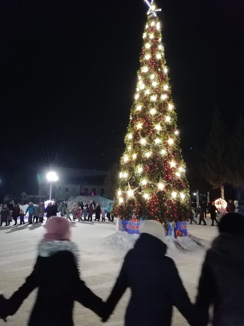 Праздник Елки на центральной площади в самом разгаре