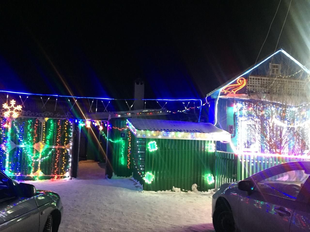 Дом Ильдуса  Зиннатуллина, проживающего в селе Кукеево, весь сверкает  новогодними огнями