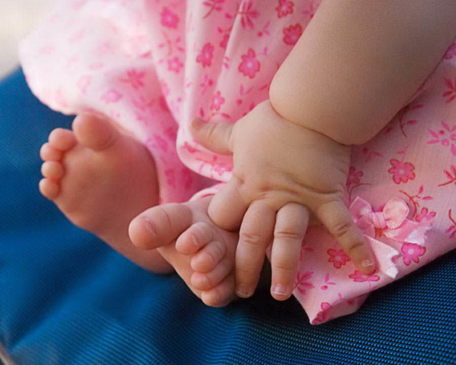 Малышка крепко держала. Ножки младенца. Маленькие ножки младенца. Ножки малышки. Пяточки новорожденного.