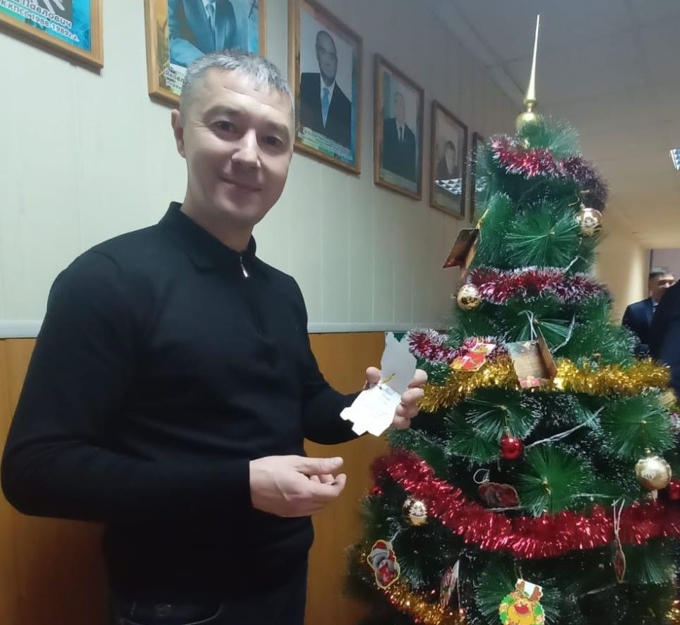 Глава Рыбно-Слободского района Радик Ислямов дал старт благотворительной акции «Елка желаний».