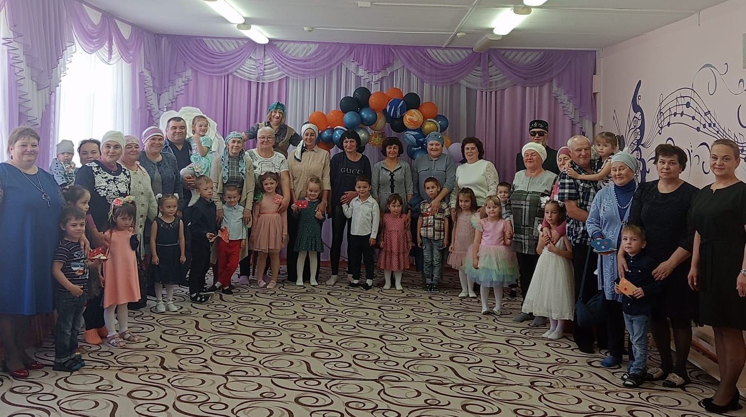 Юные рыбнослободцы поздравили дедушек и бабушек с Декадой пожилых людей